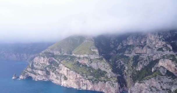 岩石的阿马尔菲海岸上空的空中飞行. — 图库视频影像