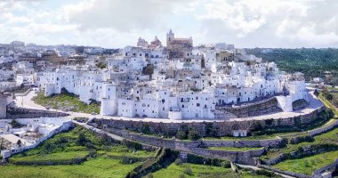 Hava, dron vurdu - Ostuni şehir, Apulia, İtalya.