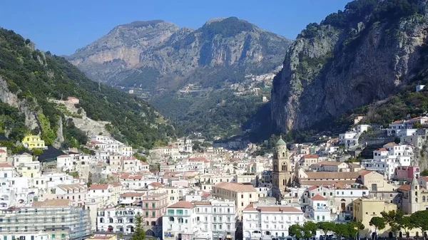Bela aldeia de Costa Amalfitana na Itália. — Fotografia de Stock