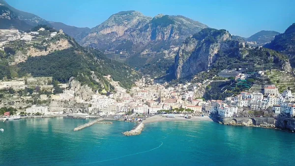 Hermoso pueblo costero de Amalfi en Italia . — Foto de Stock