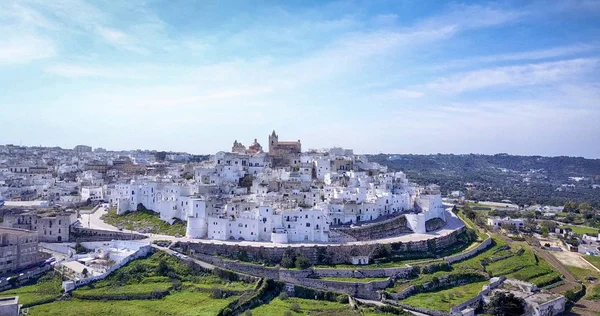 Повітряні, drone постріл - Ostuni місто, Апулія, Італія. — стокове фото