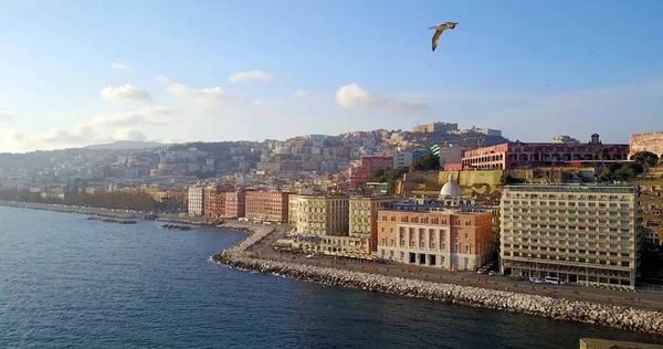 Letecká dron pohled na Neapol hrad a pobřeží, Itálie. Stock Snímky
