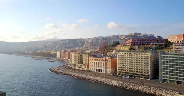 Letecká dron pohled na Neapol hrad a pobřeží, Itálie. Royalty Free Stock Fotografie
