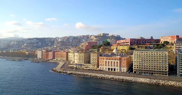 Letecká dron pohled na Neapol hrad a pobřeží, Itálie. Stock Fotografie
