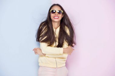 gülümseyen genç Afro-Amerikan kız.