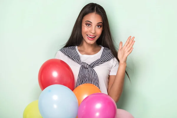 Glad ung kvinna med ballonger. — Stockfoto