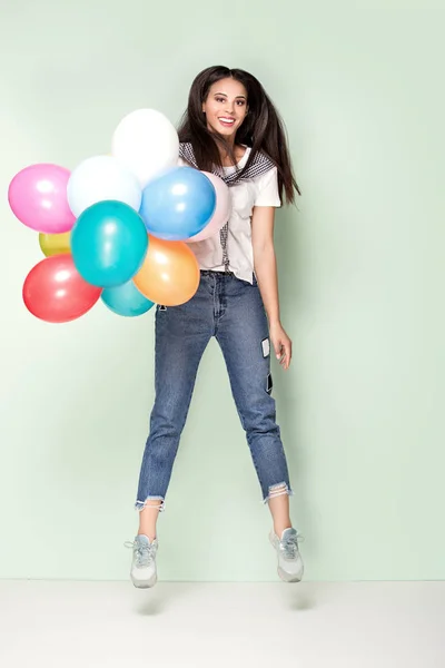 Gelukkig jong vrouw met ballonnen. — Stockfoto