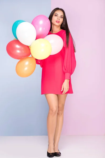 Šťastná mladá žena s balónky. — Stock fotografie