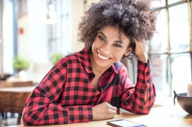 Akıllı telefon kullanarak afro ile genç kız.