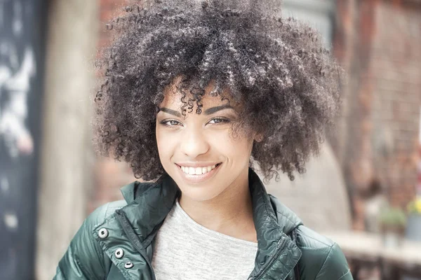 Mutlu Afro-Amerikan kız . — Stok fotoğraf
