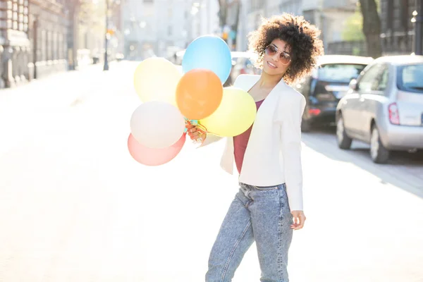 Lykkelig, afroamerikansk jente med ballonger . – stockfoto