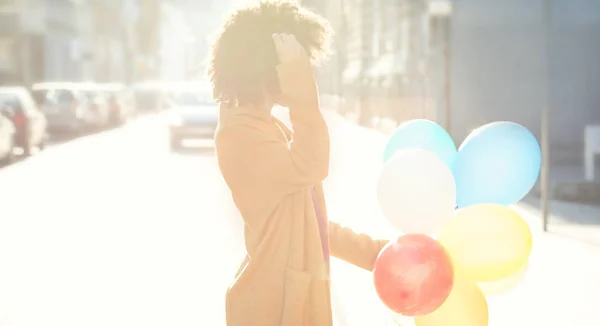 Glada afrikanska amerikanska flickan med ballonger. — Stockfoto