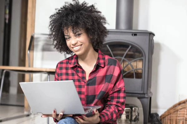 Joven afroamericana chica con portátil . — Foto de Stock