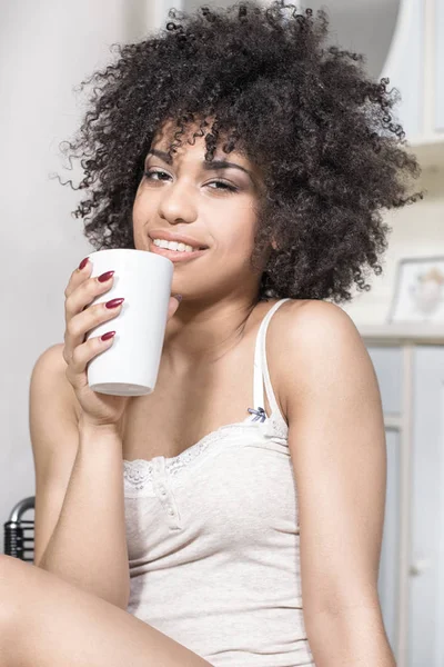 Hermosa chica con afro relajante . — Foto de Stock