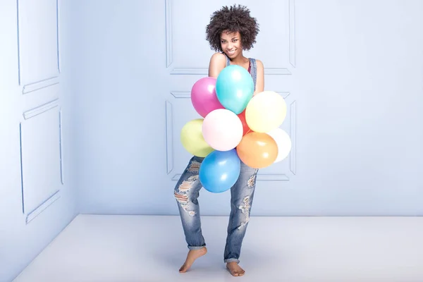 Glückliches junges Mädchen mit Afro-Luftballons. — Stockfoto