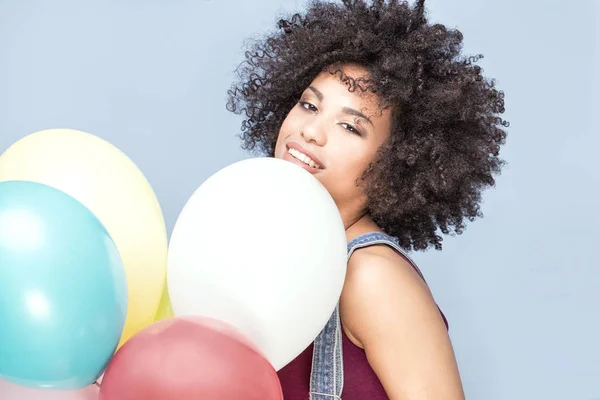 Glücklich afrikanisch-amerikanische Mädchen mit Luftballons. — Stockfoto