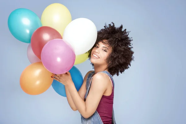 Afro balonlar holding ile mutlu genç kız. — Stok fotoğraf