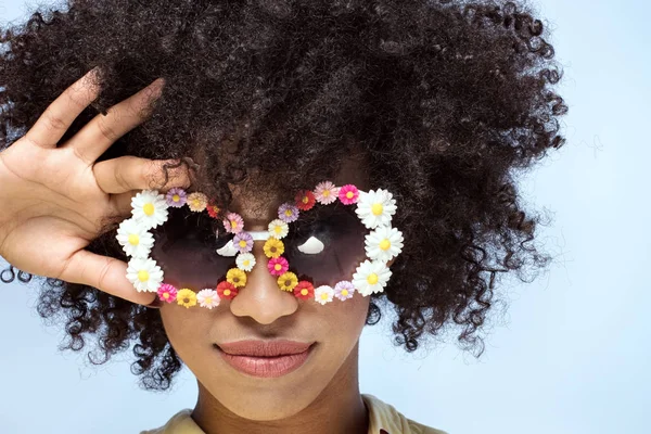 Porträtt av leende afrikansk flicka med solglasögon. — Stockfoto