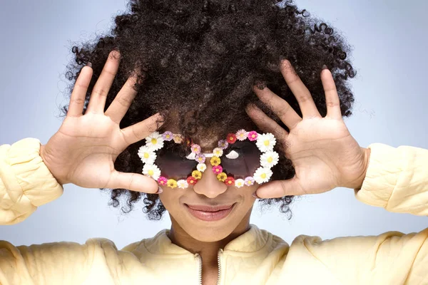 Portrait of smiling african girl with sunglasses. — Stock Photo, Image