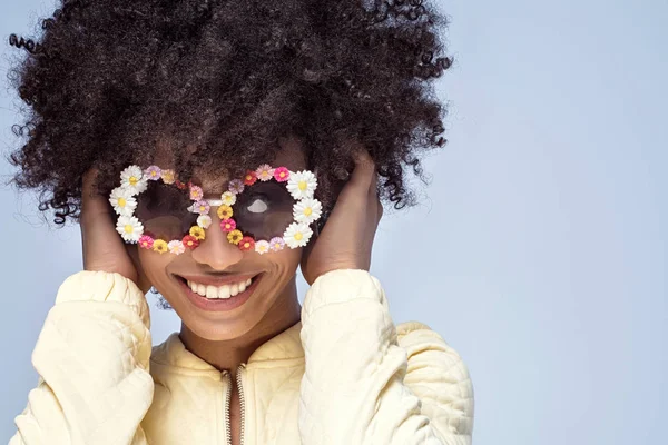 Porträt eines lächelnden afrikanischen Mädchens mit Sonnenbrille. — Stockfoto