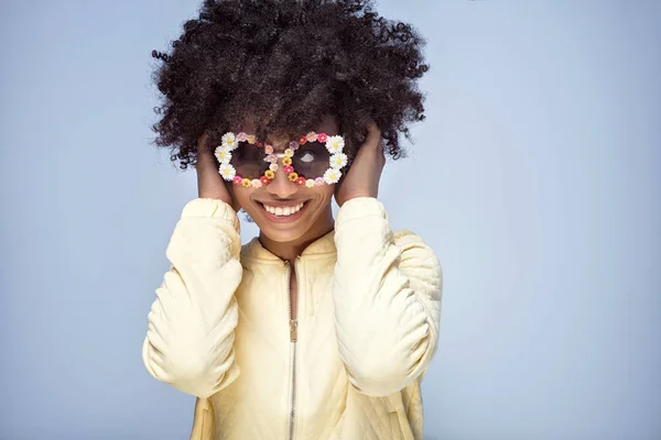 Porträtt av leende afrikansk flicka med solglasögon. — Stockfoto