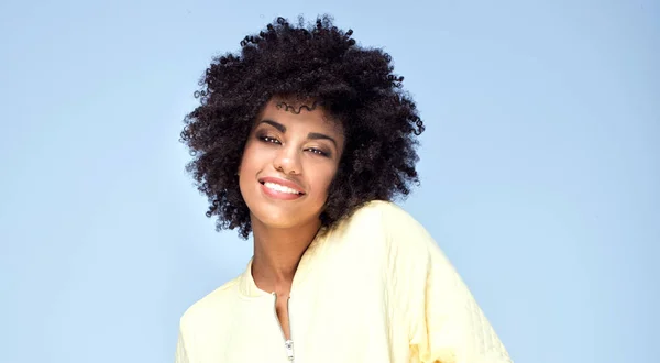 Modieuze meisje met afro poseren. — Stockfoto