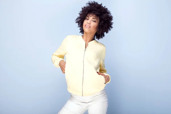 Fille à la mode avec afro posant . — Photo