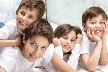 gülümseyerek mutlu çocuk.