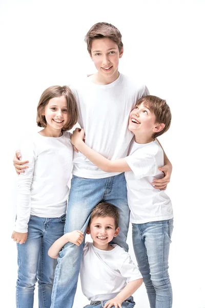 Crianças felizes em jeans . — Fotografia de Stock