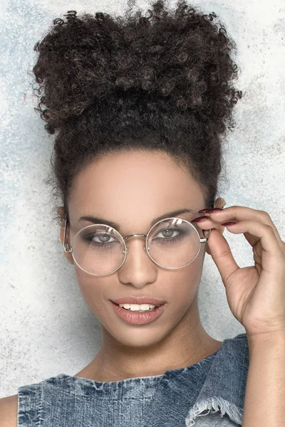 Africano menina americana em óculos . — Fotografia de Stock