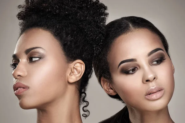 Retrato de beleza de duas meninas afro-americanas . — Fotografia de Stock