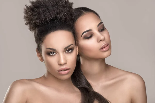 Retrato de beleza de duas meninas afro-americanas . — Fotografia de Stock