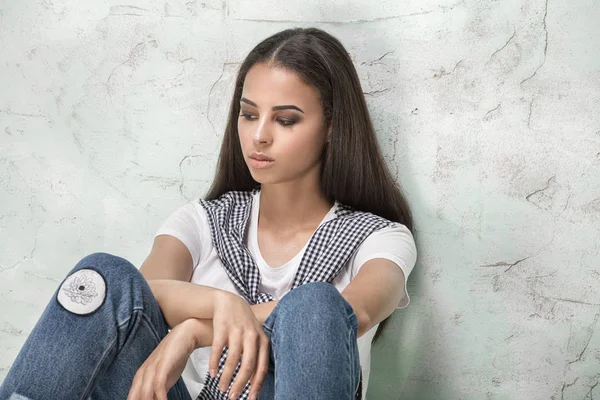 Junge afrikanisch-amerikanische Mädchen posiert. — Stockfoto