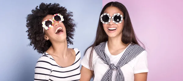 Duas meninas americanas africanas se divertindo . — Fotografia de Stock