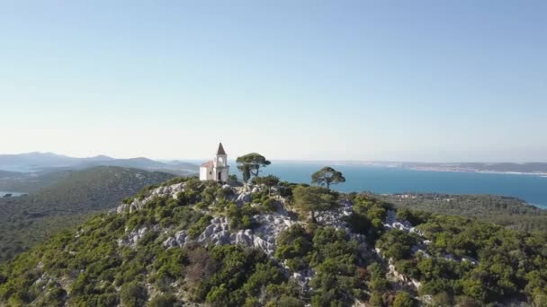Drone aéreo tiro de pequena igreja na ilha croata . — Vídeo de Stock