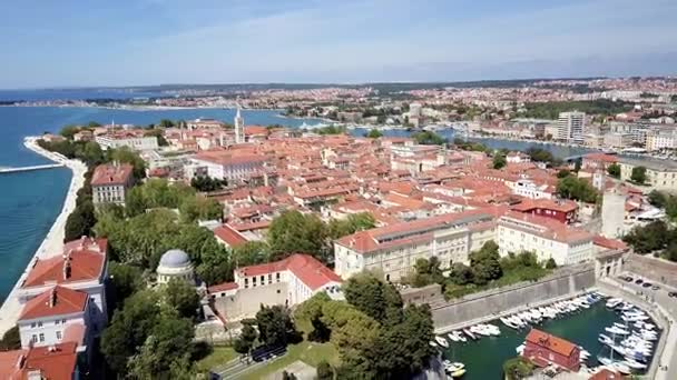 Vista aérea del dron de la costa en Zadar . — Vídeos de Stock