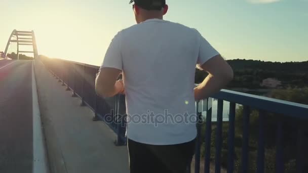 Dronebilde av en ung idrettsmann som løper på broen i Kroatia . – stockvideo