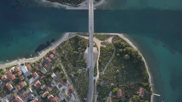 Vue panoramique aérienne avec pont et mer autour des îles . — Video