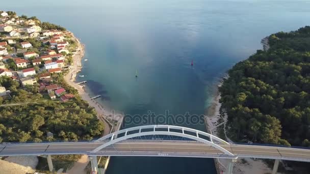Luftaufnahme mit Brücke und Meer um Inseln. — Stockvideo