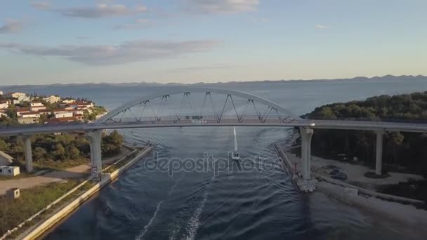 Aerial panoramavy med bro och havet runt öarna. — Stockvideo
