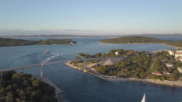Letecké panorama pohled s mostem a moře kolem ostrovů. — Stock video