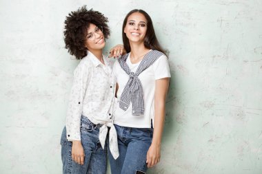 İki zarif Afrikalı kadın poz.