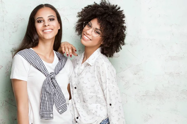 Zwei elegante Afrikanerinnen posieren. — Stockfoto