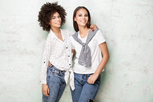 Dos niñas afroamericanas felices posando . — Foto de Stock