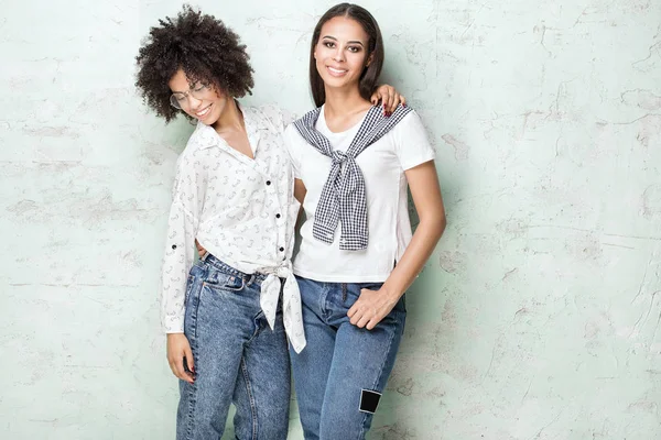 Deux filles afro-américaines heureuses posant . — Photo