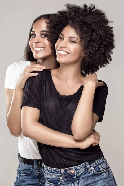 Lachende mooie Afrikaanse Amerikaanse meisjes. — Stockfoto