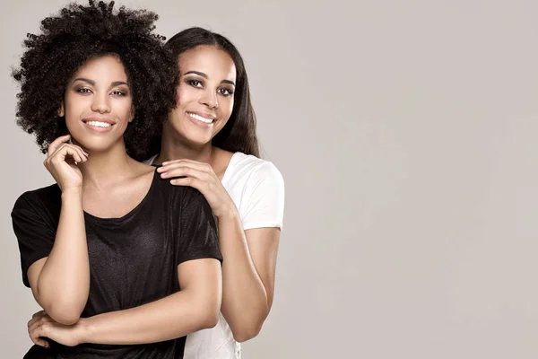 Sorrindo meninas americanas africanas bonitas . — Fotografia de Stock