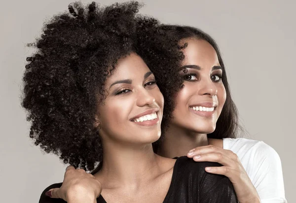 Sorrindo meninas americanas africanas bonitas . — Fotografia de Stock