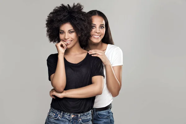 Sonriendo hermosas chicas afroamericanas . —  Fotos de Stock