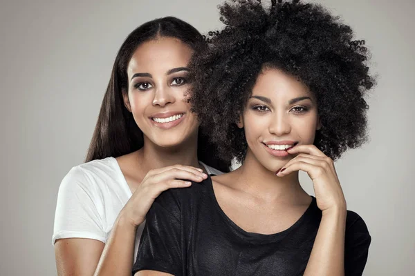 Sorrindo meninas americanas africanas bonitas . — Fotografia de Stock